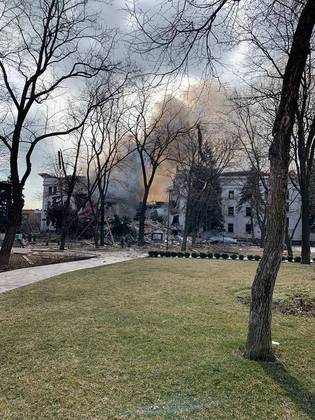 Teatro da cidade de Mariupol foi destruído após ataque russo