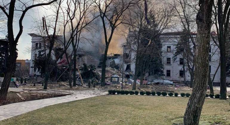 Teatro na cidade de Mariupol que foi atacado tinha um abrigo antiaéreo subterrâneo