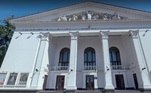 O teatro de Mariupol, cidade portuária no sudeste da Ucrânia, também foi alvo de um bombardeio russo. O local, que antes recebia apresentações artísticas, servia aos cidadãos do município sitiado como abrigo. Estima-se que mil pessoas estavam no local no dia do ataque