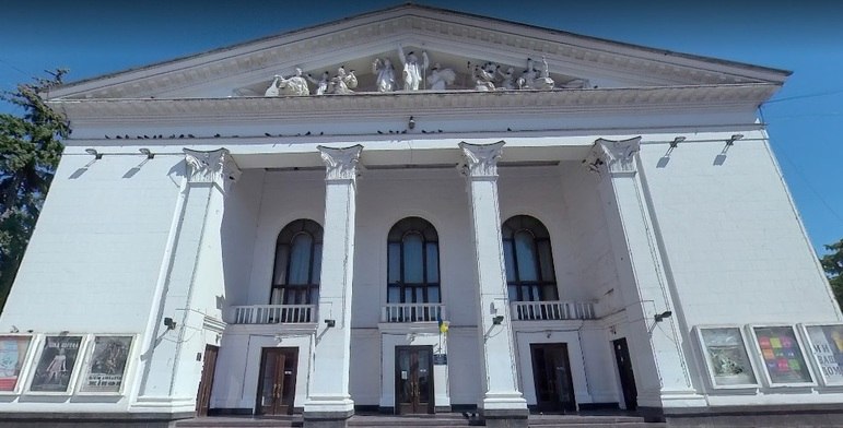 O teatro de Mariupol, cidade portuária no sudeste da Ucrânia, também foi alvo de um bombardeio russo. O local, que antes recebia apresentações artísticas, servia aos cidadãos do município sitiado como abrigo. Estima-se que mil pessoas estavam no local no dia do ataque