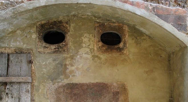 Uma parede na Toscana, Itália, remete a um rosto sorridente 