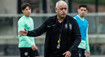 Técnico Arce comanda treino do Olimpia