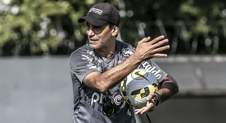 O técnico santista, Fabián Bustos: clássico fora de casa contra o histórico rival Corinthians