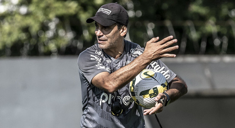 O técnico santista Fabián Bustos: clássico fora de casa