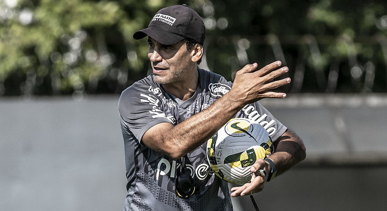 O técnico santista, Fabián Bustos: clássico fora de casa contra o histórico rival Corinthians