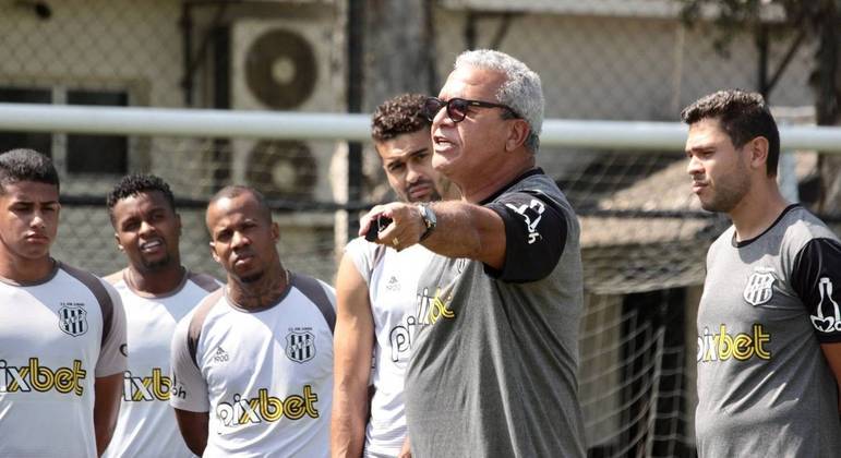 Técnico Hélio dos Anjos conversa com jogadores da Ponte em seu primeiro treino no clube