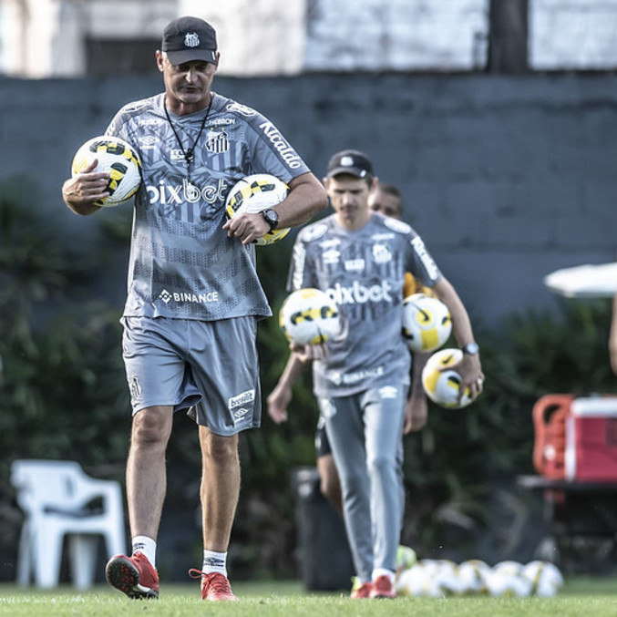 Técnico Lisca em um dos treinos da semana livre de jogos para preparar o time
