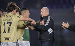 Técnico do Atlético-MG, Luiz Felipe Scolari
é um verdadeiro paizão no mundo do futebol. Com um estilo protetor e atencioso,
ele cria um ambiente nos vestiários por onde passa para que os jogadores se
sintam protegidos e valorizados. Felipão não hesita em defender seus atletas,
tanto nos bons momentos quanto nas dificuldades, estabelecendo uma conexão
emocional que vai além das quatro linhas. Prova disso é a seleção brasileira pentacampeã em 2002, que ficou conhecida como a ‘Família Scolari’