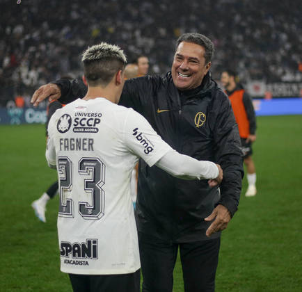 Luxemburgo é outro exemplo
marcante desse estilo. Ao longo de sua carreira, Luxa construiu uma reputação de
mentor e protetor de seus jogadores. Mesmo podendo ser mais durão em algumas
ocasiões, o atual treinador do Corinthians sempre mostra sua
personalidade atenciosa, que investe tempo para entender as necessidades
individuais de cada jogador e oferece apoio incondicional, tanto dentro quanto fora de campo