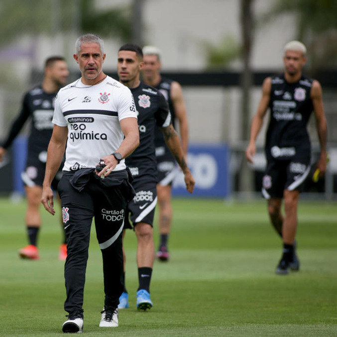 Técnico Sylvinho comanda treino do Corinthians no CT Joaquim Grava
