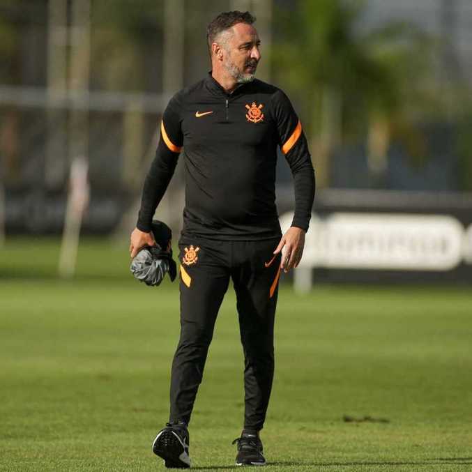 Técnico Vítor Pereira em um dos treinos finais para visitar o Flamengo