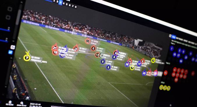 Câmeras no teto dos estádios capturam o movimento dos atletas e da bola