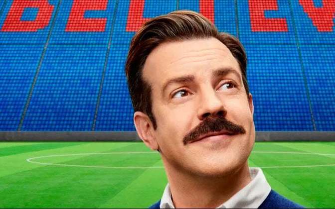 Ted Lasso é uma série de drama/comédia lançada oficialmente em agosto de 2020. A trama leva o nome do protagonista, um treinador de futebol americano que vai pra Inglaterra pra treinar um time de futebol.