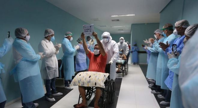 Profissionais de saúde aplaudiram pacientes curados da covid-19 em Manaus 