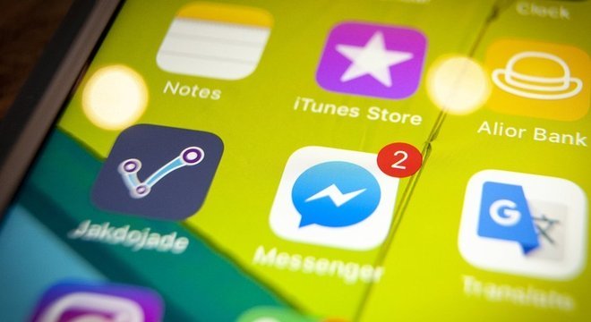 Tela de celular com diversos aplicativos