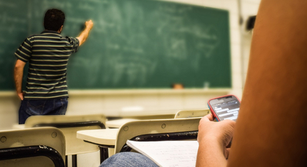 Telefone celular é proibido em salas de aula no Rio