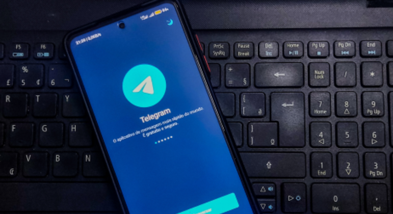 Celular acessando aplicativo Telegram
