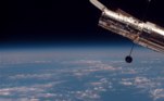 Hubble está posicionado na órbita terrestre a uma altitude de cerca de 559 km da superfície e consegue completar uma volta inteira em torno da Terra em apenas 95 minutos. Com sua visão poderosa, o instrumento já mostrou aos astrônomos galáxias distantes, rastreou objetos interestelares à medida que eles voaram pelo Sistema Solar e estudou a atmosfera de exoplanetas, isto é, planetas que orbitam outras estrelas 