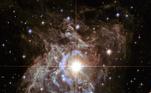E, para fechar com chave de ouro, a imagem de uma estrela rodeada por uma nebulosa semelhante a uma coroa de flores. RS Puppis, como foi nomeada, está situada a cerca de 6,5 mil anos-luz de distância e é aproximadamente 15 mil vezes mais brilhante que o Sol