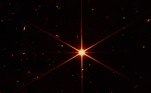 As descobertas e os belos registros do James Webb têm feito sucesso na comunidade científica. Em março, foi divulgada a primeira imagem do telescópio: a foto de uma estrela captada para testar os instrumentos ópticos já alinhados do poderoso observatório espacial