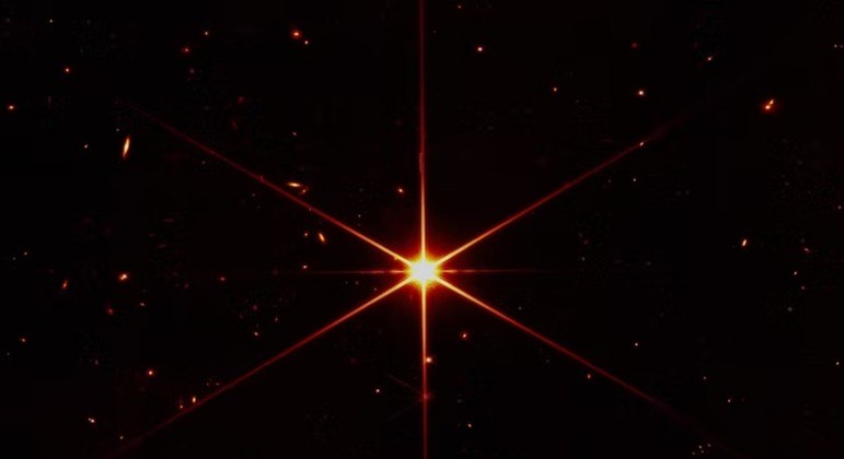 Esta bela estrela se chama 2MASS J17554042+6551277