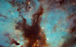 A Nebulosa da Chama, também chamada de NGC 2024, é uma região de intensa formação de estrelas a cerca de 1.400 anos-luz da Terra. A imagem mostra o coração escuro e empoeirado da nebulosa, localizada na constelação de Orion, no qual inúmeras estrelas estão presentes