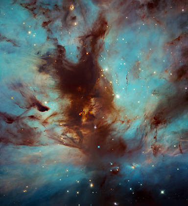 A Nebulosa da Chama, também chamada de NGC 2024, é uma região de intensa formação de estrelas a cerca de 1.400 anos-luz da Terra. A imagem mostra o coração escuro e empoeirado da nebulosa, localizada na constelação de Orion, no qual inúmeras estrelas estão presentes