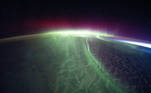 As auroras, sejam boreal ou austral, também são um espetáculo quando vistas do espaço. Essa imagem foi feita pela Estação Espacial Internacional quando se localizava a 440 km acima da Terra, mais especificamente entre a Austrália e Antártida