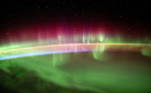 Outra imagem da aurora austral, do Hemisfério Sul, feita em agosto, também mostra a beleza das cores no céu noturno entre a Ásia e Antártida