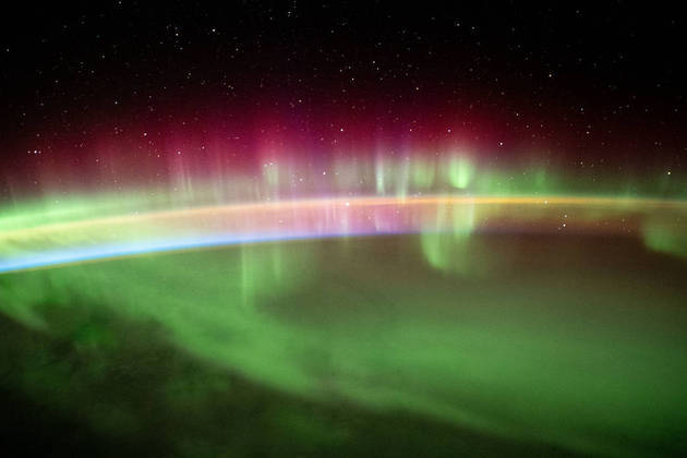 Outra imagem da aurora austral, do Hemisfério Sul, feita em agosto, também mostra a beleza das cores no céu noturno entre a Ásia e Antártida