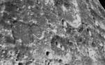 A espaçonave Orion registrou imagens da Lua durante a missão Artemis 1. Uma das fotos conseguiu mostrar em detalhes as inúmeras crateras do satélite natural da Terra — as imagens feitas são as mais próximas da Lua de uma nave humana desde a Apollo