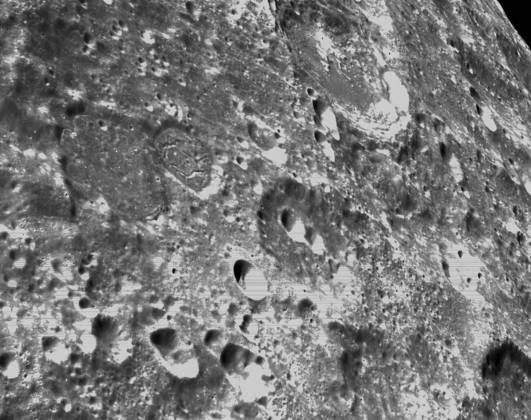 A espaçonave Orion registrou imagens da Lua durante a missão Artemis 1. Uma das fotos conseguiu mostrar em detalhes as inúmeras crateras do satélite natural da Terra — as imagens feitas são as mais próximas da Lua de uma nave humana desde a Apollo