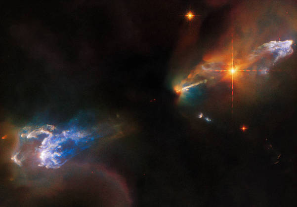 A imagem feita pelo telescópio Hubble mostra a complexidade das estrelas recém-nascidas. O sistema estelar não é visto no centro da imagem pelas intensas nuvens que o ocultam, mas é possível observar os objetos Herbig-Haro HH 1, a nuvem luminosa acima da estrela, e HH 2, a nuvem no canto inferior direito