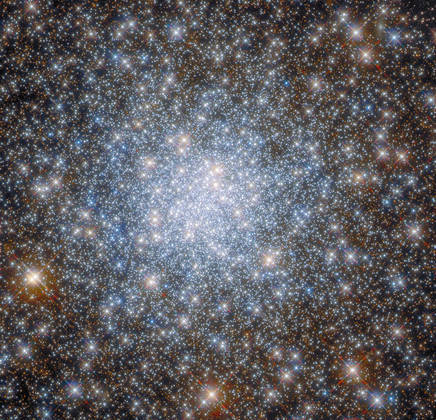 O coração do aglomerado globular NGC 6638 foi registrado pelo telescópio Hubble, da Nasa. Esse aglomerado, que são grupos estáveis e fortemente ligados de dezenas de milhares a milhões de estrelas, se localiza na constelação de Sagitário. O Hubble é o telescópio que revolucionou o estudo desses aglomerados e permitiu descobertas