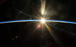 O nascer do Sol do espaço é uma vista única. A Estação Espacial Internacional capturou os primeiros raios da estrela do nosso sistema atingindo a Terra, enquanto estava localizada a 202 km acima do Texas, nos Estados Unidos