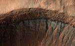 Essa cratera de Marte registrada no inverno do Hemisfério Sul do planeta está repleta de dióxido de carbono, o que conhecemos como 'gelo seco'