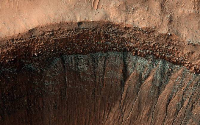 Essa cratera de Marte registrada no inverno do Hemisfério Sul do planeta está repleta de dióxido de carbono, o que conhecemos como 