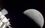 A missão Artemis 1, que levou a espaçonave Orion para circular na órbita da Lua, conseguiu registrar imagens bastante próximas da Lua. Essa foto tirada por uma câmera da espaçonave Orion mostra a nave em direção à Terra, durante o sobrevoo de retorno do satélite na natural, em que é possível visualizar as crateras