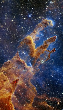Os gigantes Pilares da Criação são um aglomerado de poeira e gás hidrogênio localizado na nebulosa da Águia, a cerca de 6.500-7.000 anos-luz da Terra. As imagens captadas em dezembro pelo telescópio James Webb permitiram que os pilares fossem vistos com mais detalhes, em comparação às fotos tiradas em 1995 e 2014 pelo Hubble