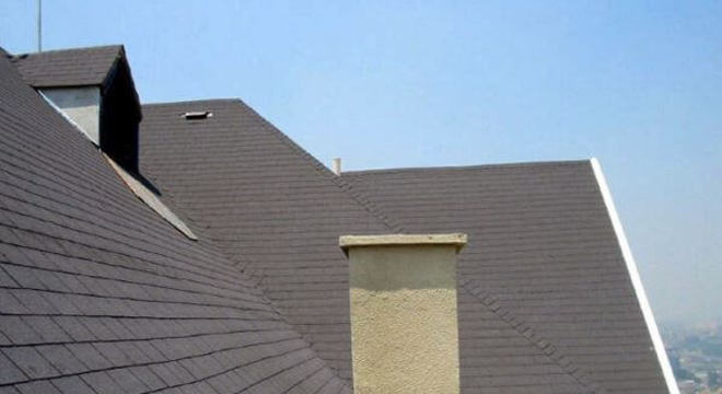 Telha shingle no telhado inclinado