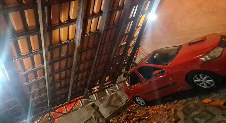 Telhado de garagem desaba sobre carro após chuvas em Samambaia (DF)