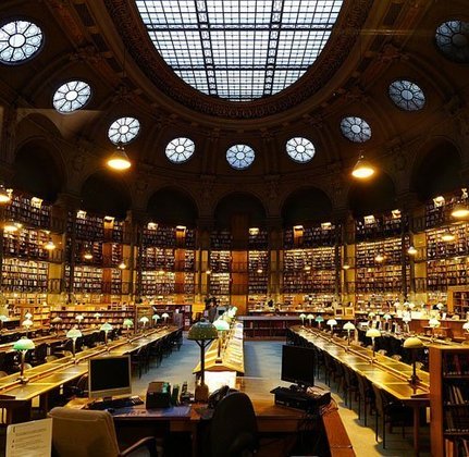 Tem 40 milhões de itens que incluem bibliotecas de aristocratas que foram executados na Revolução Francesa. 