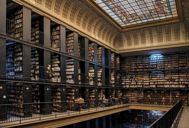 Tem uma coleção de 9 milhões de peças, desde a chegada da Real Biblioteca de Portugal ao Brasil até hoje, com crescimento permanente devido ao 