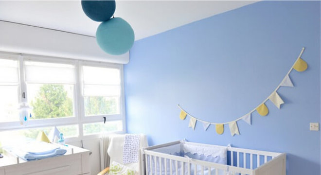 Temas para quarto de bebê com azul e branco