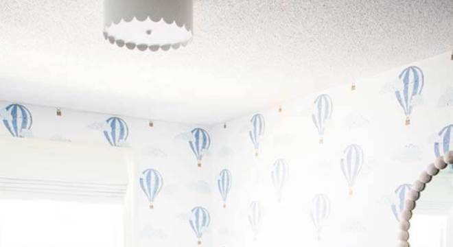 Temas para quarto de bebê com balões no papel de parede