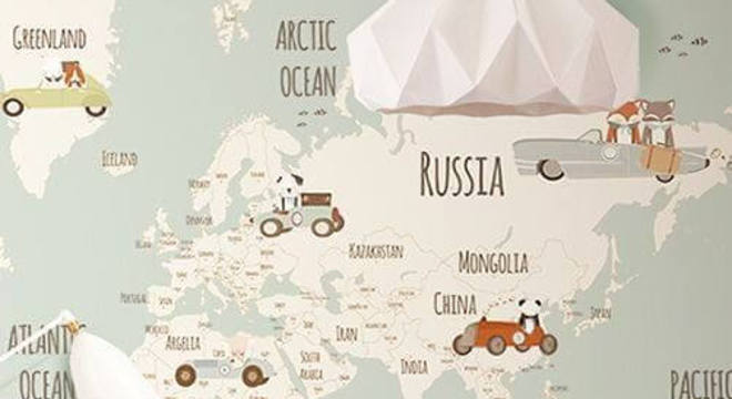 Temas para quarto de bebê com mapa mundi no papel de parede e animais na decoração