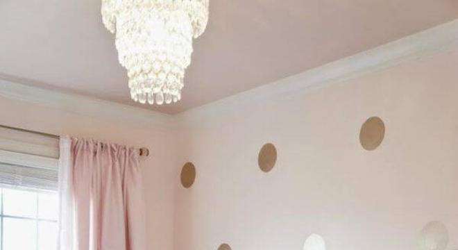 Temas para quarto de bebê com papel de parede dourado 