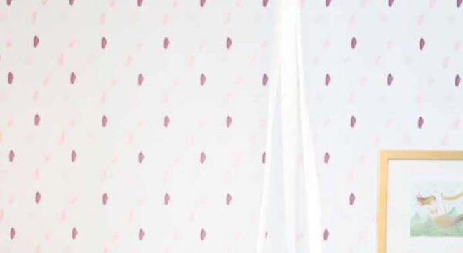 Temas para quarto de bebê feminino com girafa e flores na decoração