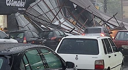 Telhado de um centro comercial foi arrancado durante chuva
