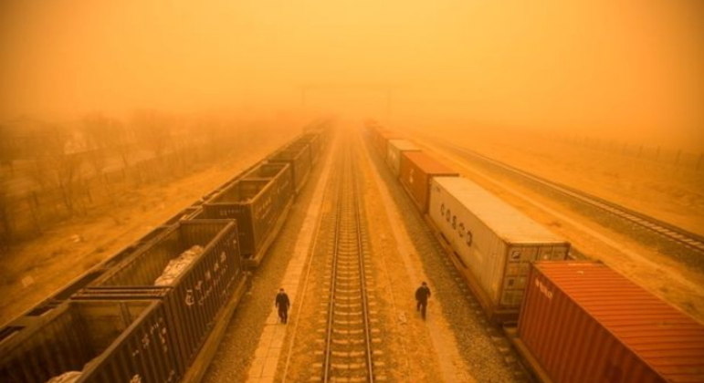 Tempestade de areia cobriu partes da China com névoa nociva
